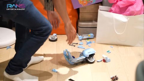 Raffi Ahmad Panik Jatuhkan Lego Vespa yang Dibuat Rafathar: Marah Nih Pasti