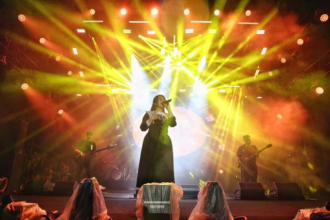 Penyanyi Bernadya saat memeriahkan KapanLagi Buka Bareng BRI Festival 2025 yang digelar di Plaza Parkir Timur Gelora Bung Karno, Senayan, Jakarta, Sabtu (15/3/2025) malam.