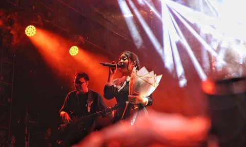 Penyanyi Bernadya saat memeriahkan KapanLagi Buka Bareng BRI Festival 2025 yang digelar di Plaza Parkir Timur Gelora Bung Karno, Senayan, Jakarta, Sabtu (15/3/2025) malam.