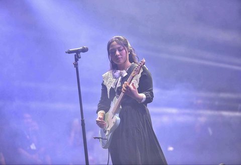 Penyanyi Bernadya saat memeriahkan KapanLagi Buka Bareng BRI Festival 2025 yang digelar di Plaza Parkir Timur Gelora Bung Karno, Senayan, Jakarta, Sabtu (15/3/2025) malam.