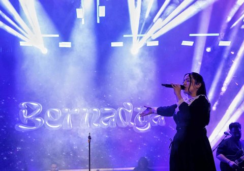 Penyanyi Bernadya saat memeriahkan KapanLagi Buka Bareng BRI Festival 2025 yang digelar di Plaza Parkir Timur Gelora Bung Karno, Senayan, Jakarta, Sabtu (15/3/2025) malam.