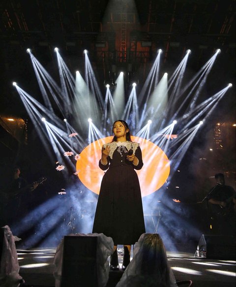 Penyanyi Bernadya saat memeriahkan KapanLagi Buka Bareng BRI Festival 2025 yang digelar di Plaza Parkir Timur Gelora Bung Karno, Senayan, Jakarta, Sabtu (15/3/2025) malam.