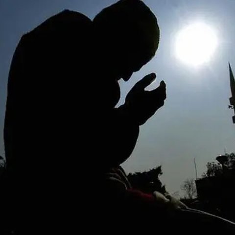 Ilustrasi orang yang mendapatkan syafaat dari malam Lailatul Qadar | via: facebook.com