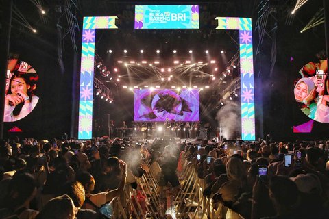 Penyanyi Tulus saat memeriahkan KapanLagi Buka Bareng BRI Festival 2025 yang digelar di Plaza Parkir Timur Gelora Bung Karno, Senayan, Jakarta, Sabtu (15/3/2025).