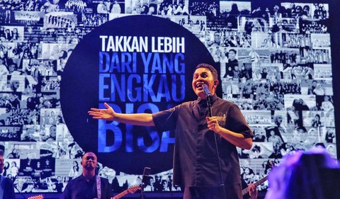 Penyanyi Tulus saat memeriahkan KapanLagi Buka Bareng BRI Festival 2025 yang digelar di Plaza Parkir Timur Gelora Bung Karno, Senayan, Jakarta, Sabtu (15/3/2025).