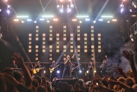 Penyanyi Tulus saat memeriahkan KapanLagi Buka Bareng BRI Festival 2025 yang digelar di Plaza Parkir Timur Gelora Bung Karno, Senayan, Jakarta, Sabtu (15/3/2025).