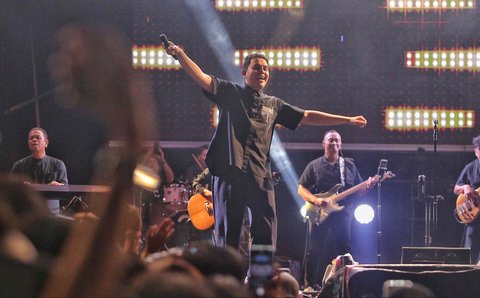 Penyanyi Tulus saat memeriahkan KapanLagi Buka Bareng BRI Festival 2025 yang digelar di Plaza Parkir Timur Gelora Bung Karno, Senayan, Jakarta, Sabtu (15/3/2025).