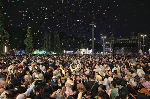 Penyanyi Tulus saat memeriahkan KapanLagi Buka Bareng BRI Festival 2025 yang digelar di Plaza Parkir Timur Gelora Bung Karno, Senayan, Jakarta, Sabtu (15/3/2025).