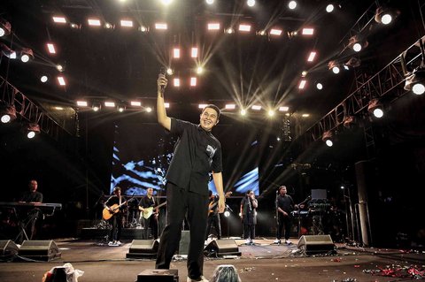 Penyanyi Tulus saat memeriahkan KapanLagi Buka Bareng BRI Festival 2025 yang digelar di Plaza Parkir Timur Gelora Bung Karno, Senayan, Jakarta, Sabtu (15/3/2025).