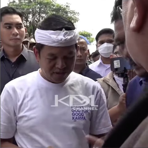 Dedi Mulyadi Temui Warga Bekasi Pakai Kaos Bertuliskan &lsquo;Thanks God for Good Karma&rsquo;
