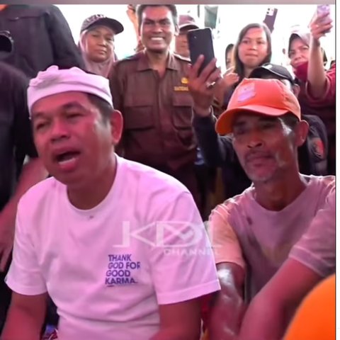 Dedi Mulyadi Temui Warga Bekasi Pakai Kaos Bertuliskan &lsquo;Thanks God for Good Karma&rsquo;