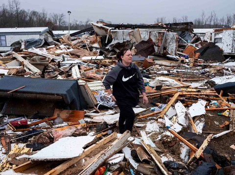 Puing-puing rumah yang hancur akibat tornado di Poplar Bluff, Missouri, Amerika Serikat, Sabtu (15/03/2025) waktu setempat.