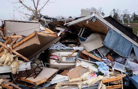 Puing-puing rumah yang hancur akibat tornado di Poplar Bluff, Missouri, Amerika Serikat, Sabtu (15/03/2025) waktu setempat.