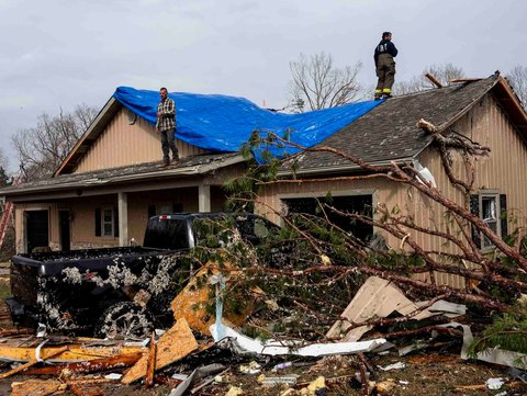 Puing-puing rumah yang hancur akibat tornado di Poplar Bluff, Missouri, Amerika Serikat, Sabtu (15/03/2025) waktu setempat.