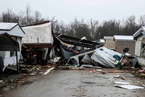 Puing-puing rumah yang hancur akibat tornado di Poplar Bluff, Missouri, Amerika Serikat, Sabtu (15/03/2025) waktu setempat.