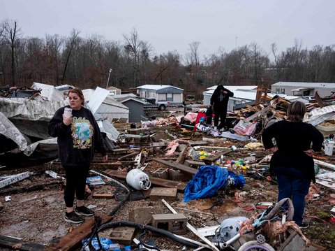 Puing-puing rumah yang hancur akibat tornado di Poplar Bluff, Missouri, Amerika Serikat, Sabtu (15/03/2025) waktu setempat.