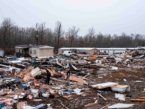 Puing-puing rumah yang hancur akibat tornado di Poplar Bluff, Missouri, Amerika Serikat, Sabtu (15/03/2025) waktu setempat.