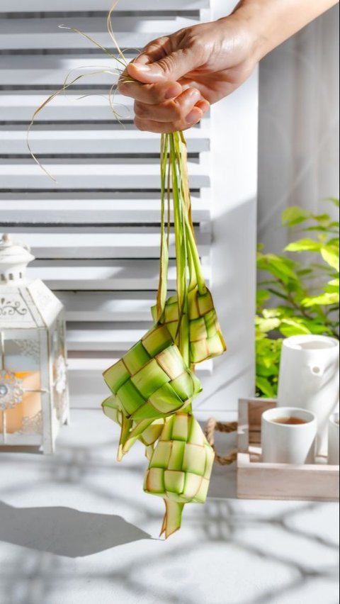 Lebaran Ketupat dilaksanakan satu minggu setelah perayaan Idul Fitri, tepatnya pada 8 Syawal