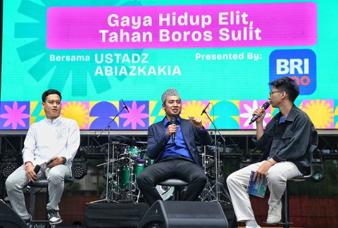 Penceramah Ustadz Abiazkakia saat talkshow menjelang buka puasa saat KapanLagi Buka Bareng BRI Festival 2025 yang digelar di Plaza Parkir Timur Gelora Bung Karno, Senayan, Jakarta, Minggu (16/3/2025).