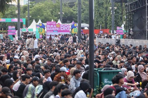 Pengunjung menjelang buka puasa saat KapanLagi Buka Bareng BRI Festival 2025 yang digelar di Plaza Parkir Timur Gelora Bung Karno, Senayan, Jakarta, Minggu (16/3/2025).