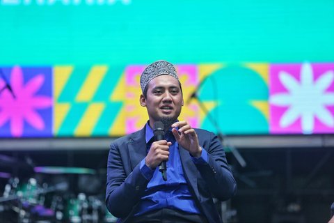 Penceramah Ustadz Abiazkakia saat talkshow menjelang buka puasa saat KapanLagi Buka Bareng BRI Festival 2025 yang digelar di Plaza Parkir Timur Gelora Bung Karno, Senayan, Jakarta, Minggu (16/3/2025).