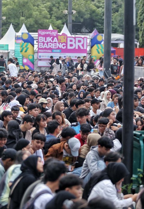 Pengunjung menjelang buka puasa saat KapanLagi Buka Bareng BRI Festival 2025 yang digelar di Plaza Parkir Timur Gelora Bung Karno, Senayan, Jakarta, Minggu (16/3/2025).