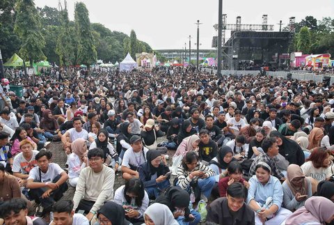 Pengunjung saat talkshow menjelang buka puasa saat KapanLagi Buka Bareng BRI Festival 2025 yang digelar di Plaza Parkir Timur Gelora Bung Karno, Senayan, Jakarta, Minggu (16/3/2025).