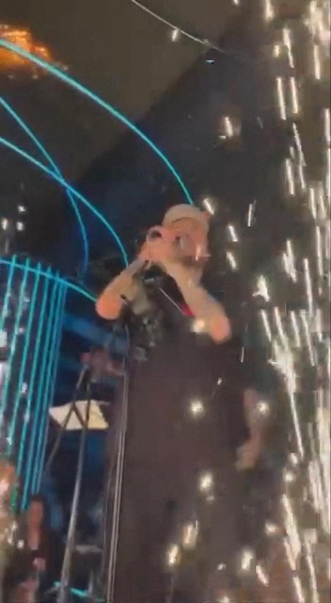 Api menyebar di atap saat kembang api meledak sessat sebelum kebakaran di sebuah klub malam yang mengakibatkan korban jiwa, di Kocani, Makedonia, Minggu (16/03/2025).