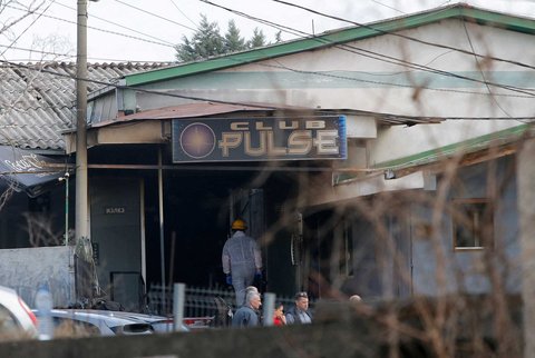 Petugas tanggap darurat bekerja di luar klub malam yang terbakar di Kocani, Makedonia, Minggu (16/03/2025).<br />Reuters/Ognen Teofilovski