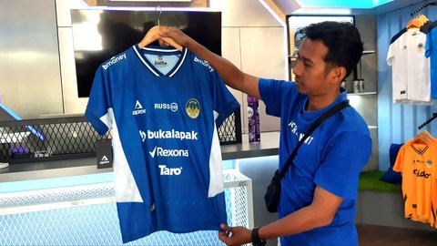 Yan Avianto, Manajer PSIM Store Menunjukkan Jersey yang Paling Ramai Peminat