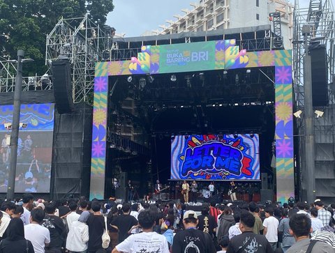 Foto Keseruan KLBB BRI Festival 2025: Makin Malam Makin Energik Nikmati Konser Musik