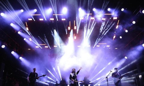 Foto Keseruan KLBB BRI Festival 2025: Makin Malam Makin Energik Nikmati Konser Musik