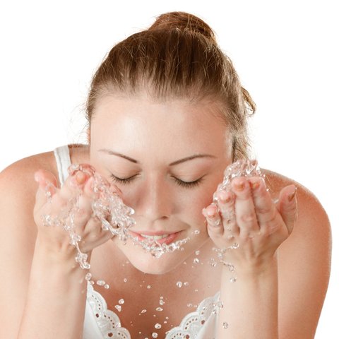 Ilustrasi Wanita Cuci Muka  (iStockphoto)