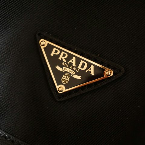 Logo Prada. (dok. Benjamin Williams/Unsplash)