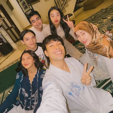 Potret Vidi Aldiano ngabuburit dengan cara khotmil Quran bareng keluarga. (sumber: Instagram/vidialdiano)