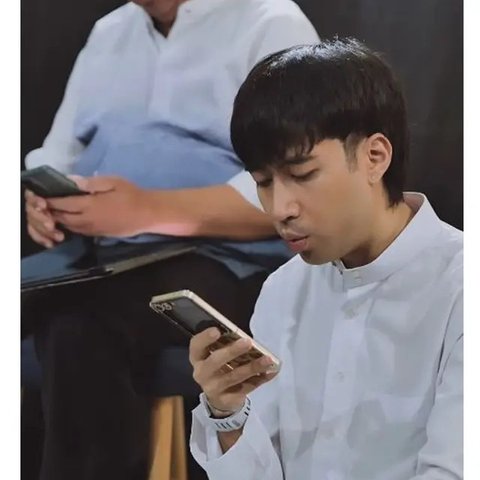 Potret Vidi Aldiano ngabuburit dengan cara khotmil Quran bareng keluarga. (sumber: Instagram/vidialdiano)