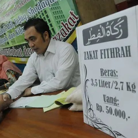 Petugas zakat melakukan ijab penerimaan zakat di Masjid Istiqlal, Jakarta, Jumat (1/7). Waktu pembayaran dibuka hingga malam takbiran dengan pembayaran zakat senilai Rp50ribu dan beras 3,5 li