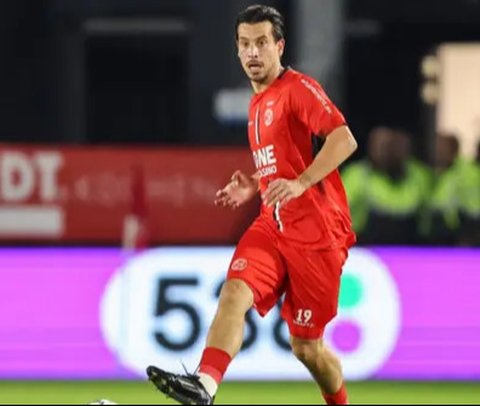 Thom Haye bermain untuk Almere City di Eredivisie 2024/2025. (Bola.com/almerecity.nl)