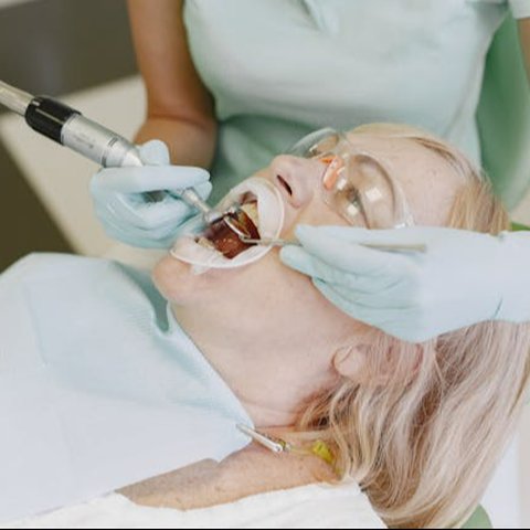 Ilustrasi Seseorang yang sedang Mengecek Kesehatan Giginya