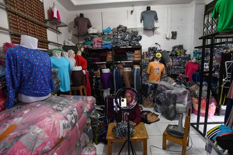 FOTO: Nasib Industri Konfeksi Lokal Produksi Anjlok Jelang Lebaran, Ini Penyebabnya!