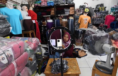 FOTO: Nasib Industri Konfeksi Lokal Produksi Anjlok Jelang Lebaran, Ini Penyebabnya!