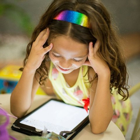 Pemakaian gadget tidak hanya berdampak pada kecerdasan anak. Hal tersebut juga bisa menyebabkan gangguan perkembangan emosi.