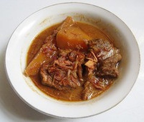 Semur daging (credit: Wikimedia Commons/Gunawan Kartapranata)