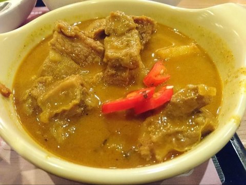 Gulai Kambing Khas Padang (credit: Wikimedia Commons/Ceeseven)