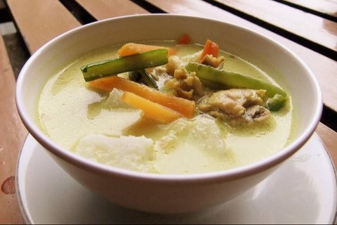 Lontong Sayur (credit: Wikimedia Commons/Midori)
