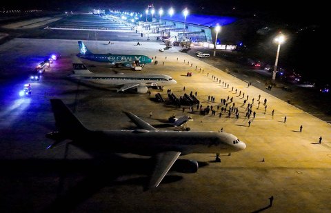 Kedatangan terduga anggota geng Venezuela Tren de Aragua yang dideportasi oleh pemerintah AS untuk dipenjara di penjara Pusat Penahanan Terorisme (CECOT) di Bandara Internasional El Salvador di San Luis Talpa, El Salvador, (16/03/2025)