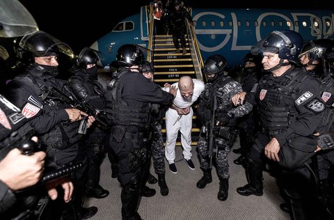 Kedatangan terduga anggota geng Venezuela Tren de Aragua yang dideportasi oleh pemerintah AS untuk dipenjara di penjara Pusat Penahanan Terorisme (CECOT) di Bandara Internasional El Salvador di San Luis Talpa, El Salvador, (16/03/2025)