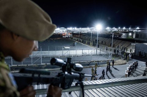Kedatangan terduga anggota geng Venezuela Tren de Aragua yang dideportasi oleh pemerintah AS untuk dipenjara di penjara Pusat Penahanan Terorisme (CECOT) di San Luis Talpa, El Salvador, (16/03/2025)
