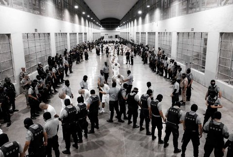 Kedatangan terduga anggota geng Venezuela Tren de Aragua yang dideportasi oleh pemerintah AS untuk dipenjara di penjara Pusat Penahanan Terorisme (CECOT) di San Luis Talpa, El Salvador, (16/03/2025)