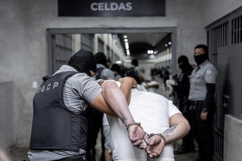 Kedatangan terduga anggota geng Venezuela Tren de Aragua yang dideportasi oleh pemerintah AS untuk dipenjara di penjara Pusat Penahanan Terorisme (CECOT) di San Luis Talpa, El Salvador, (16/03/2025)